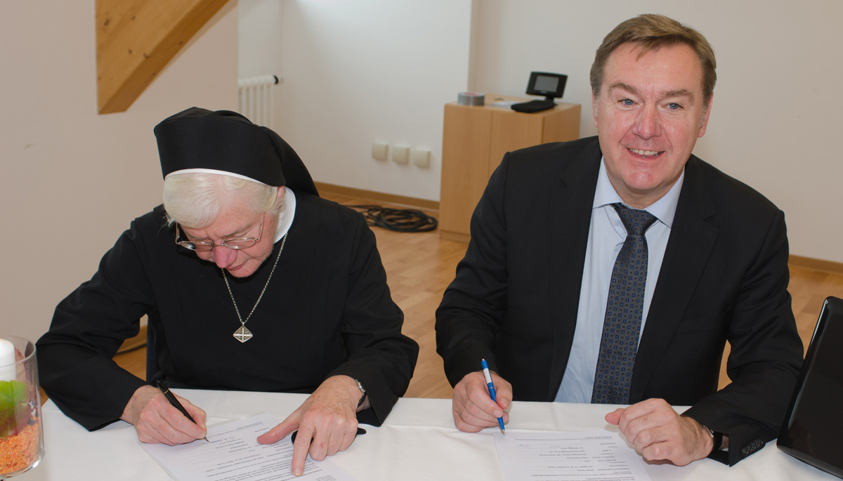 Oberbürgermeister der Stadt Hanau und Generaloberin unterschreiben Charta